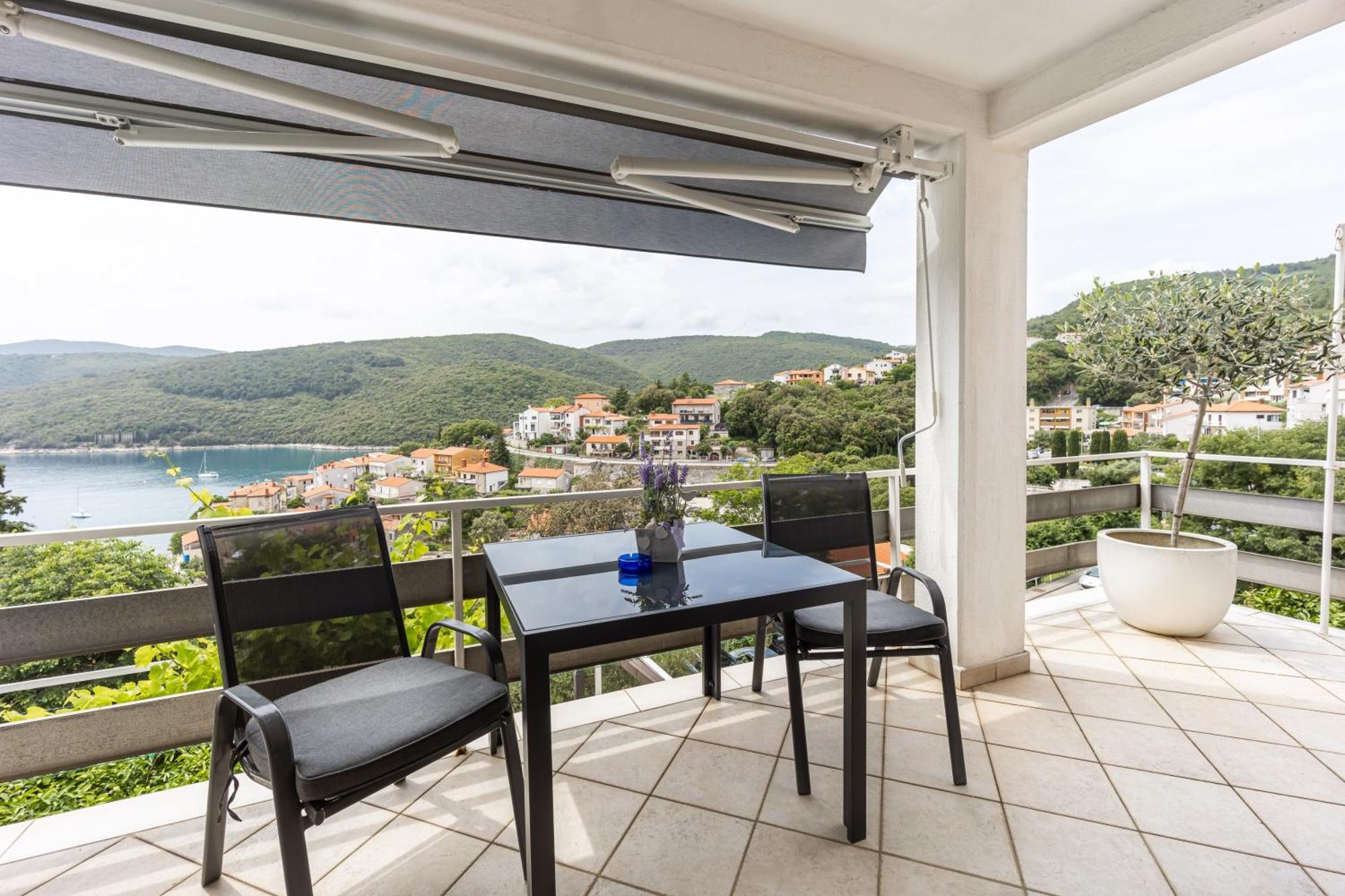 Apartments Sea View Rabac Oda fotoğraf